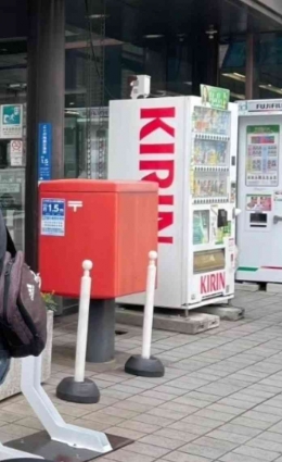 Salah satu Jihanki (mesin penjualan minuman otomatis) yang tersedia di City hall Yokohama. (Foto: Dokumenasi Pribadi)