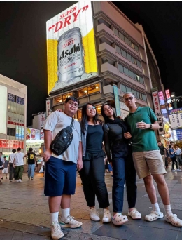 Berpose dengan latar belakang iklan lampu neon di Namba Osaka. (Foto: Dokumenasi Pribadi)