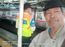 Menunggu kereta di Stasiun Juanda Jakarta Pusat (foto.dok pribadi/Nur Terbit)