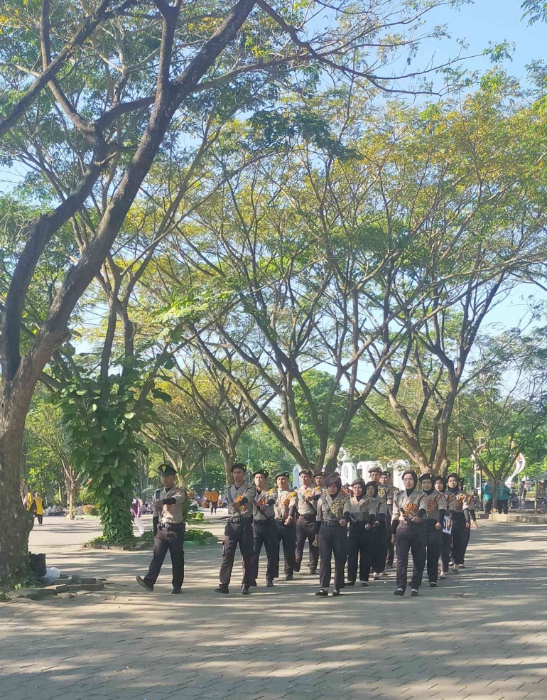 Peserta dari Kecamatan Binangun dengan kostum yang cukup menarik, antara seragam pramuka dan polisi | Foto: Siti Nazarotin