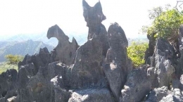 Ilustrasi puncak bukit batu Bnoko Kaenbaun di Timor (Vox.NTT.com)