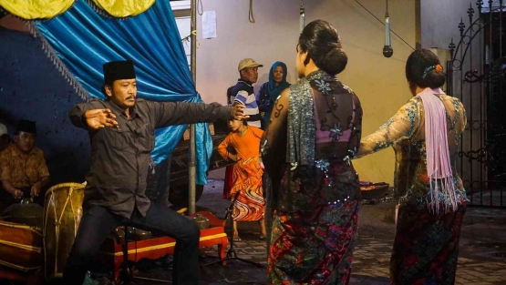 Sandur Bangkalan, anggota arisan menari bersama lenggek. Sumber: Muhammad Ishomudin/Vice