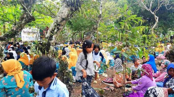 Anak-anak ikut bahagia dalam ritual Sandur Klungkung. Dokumentasi penulis