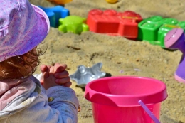 Ilustrasi anak bermain pasir di boks pasir Spielplatz | foto: Pixabay/ RitaE