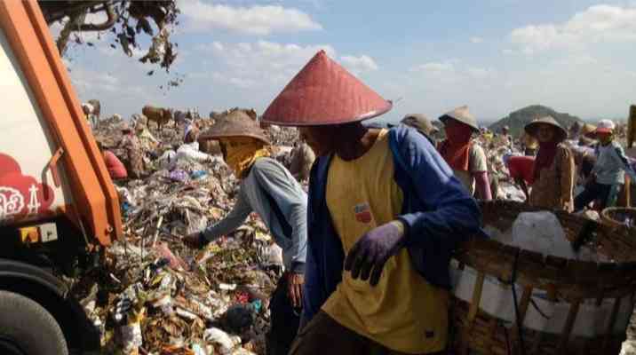 Bagimu sampah, bagi kami harta. Foto: Dok Maheng di TPST Piyungan