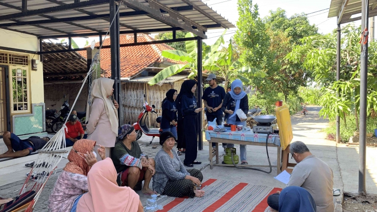 Demonstrasi Pengelolaan Produk Inovasi dari Rumput Laut (foto : dokumentasi pribadi)