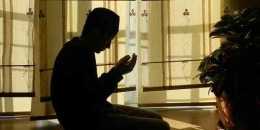 ilustrasi orang merenung dalam doa. Gambar dari : merdeka .com