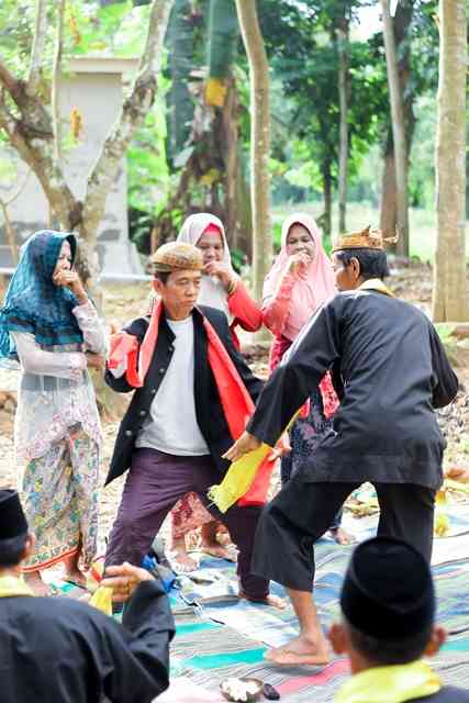 Pendokumentasian Sandur Pantel di Sumenep untuk Kekayaan Intelektual Komunal. Sumber: https://kikomunal-indonesia.dgip.go.id/index.php/jenis/1/ekspresi-budaya-tradisional/29892/sandur-sumenepÂ