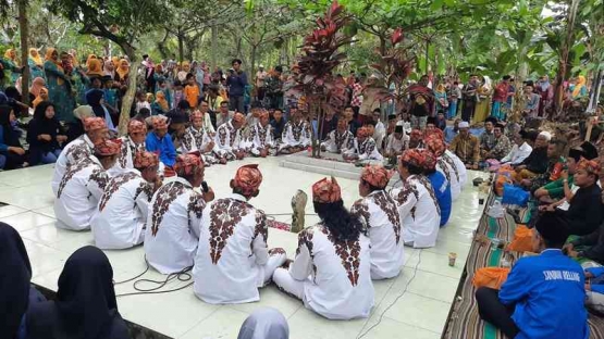 Pelaku Sandur duduk melingkari buju' Taka, tanda dimulainya ritual. Dokumentasi penulis
