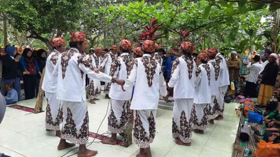 Para pelaku Sandur dalam pola gerak berdiri sambil bergandeng tangan. Dokumentasi penulis