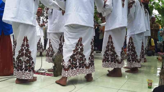 Para pelaku Sandur bergerak, mengitari buju' Taka yang keramat. Dokumentasi penulisÂ