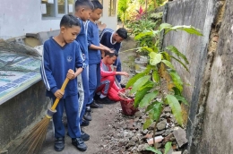 Membangun kesadaran siswa peduli sampah dan kebersihan sekolah sejak MPLS hingga akhir Tahun Ajaran. (Foto Akbar Pitopang)