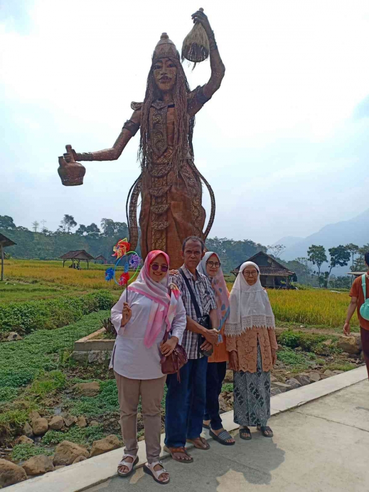 Patung Dewi Gayatri menyambut Anda (foto dokpri)