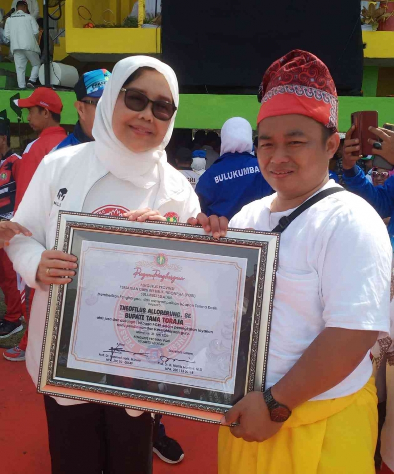 Didampingi Prof. Unifah ketika mewakili Bupati Tana Toraja menerima penghargaan. Sumber: dok. pribadi