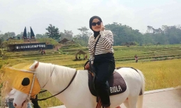 Rahma (putri penulis) mencoba naik kuda dengan tarif Rp 3o.ooo keliling lokasi (foto dokpri)
