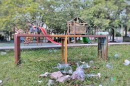 Suatu ketika taman kota di Pekanbaru dipenuhi sampah-sampah yang berserakan. (foto Akbar Pitopang)