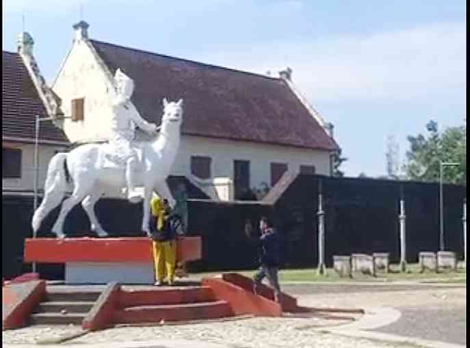 Penunggang kuda depan Fort Rotterdam Kota Makassar - sumber gambar: dok foto Nur Terbit.