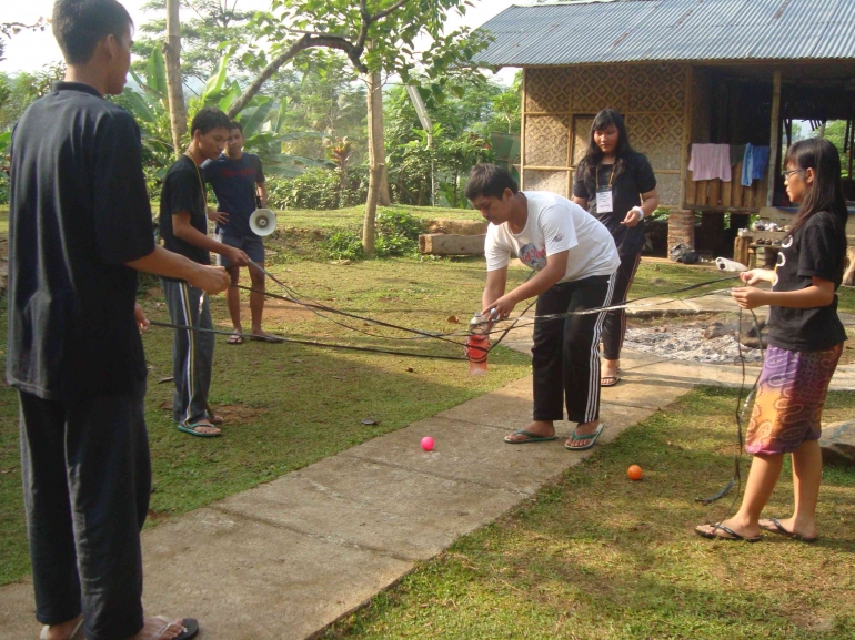 kegiatan games melatih kerjasama tim siswa (sumber:dokumen pribadi)