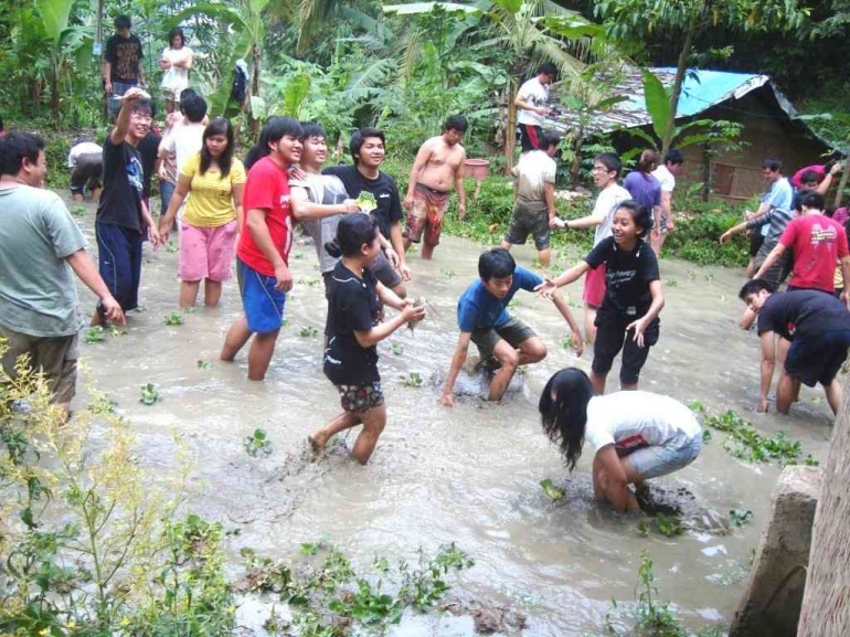 peserta live-in memanen ikan bersama (sumber:dokumen pribadi)