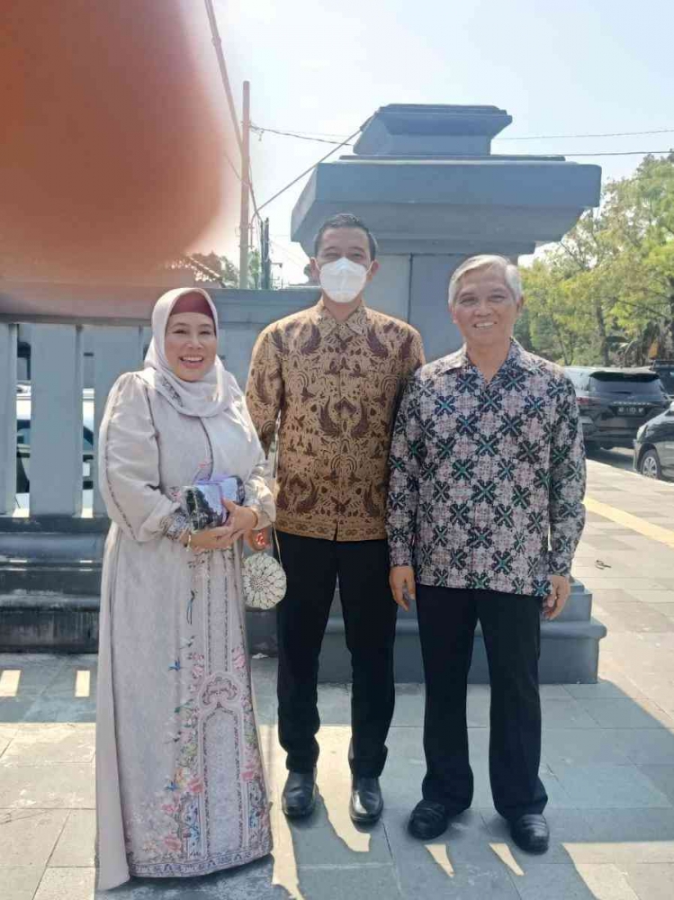 Dosen Spesialis Medikal Bedah Prima Trisna Aji ketika bersama Rektor UDB Solo Doktor Singgih/Foto: Dokpri