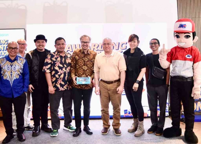 Foto Bersama Manajemen JNE, Staff Khusus Kementrian Produktivitas dan Dewan Juri. Sumber: JNE