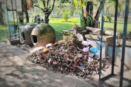 Tumpukan sampah yang sudah overload dibanding ukuran tempat sampah yang disedikan di taman. (foto Akbar Pitopang)