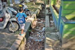 Mengajarkan kepada anak untuk tidak ikut-ikutan membuang sampah sembarangan. (foto Akbar Pitopang)