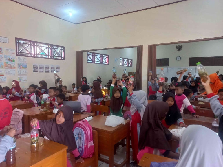 Kegiatan mengajar di SD Negeri Pagerkasih 01 (Sumber: Dokumentasi Pribadi)