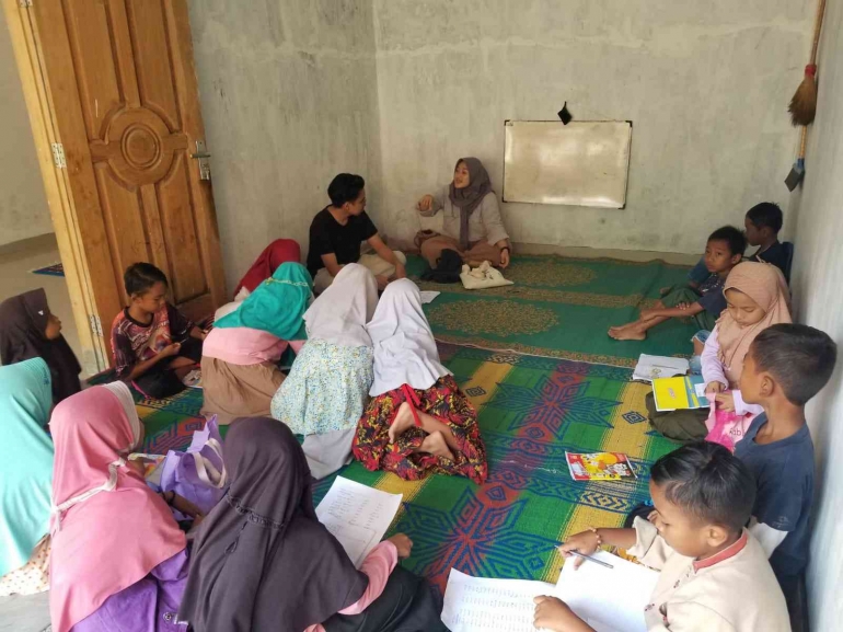 Kegiatan mengajar di RW 02 (Sumber: Dokumentasi Pribadi)