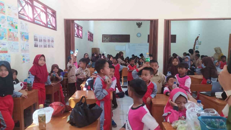 Antusiasme anak-anak dalam program Pagerkasih Cerdas (Sumber: Dokumentasi Pribadi)
