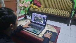 PEMETAAN: Mahasiswa KKN Undip, Rasendriyo Izza Adicandra melakukan pembuatan peta wilayah desa Teloyo, Jumat (14/07/2023). (Dok. Pribadi)