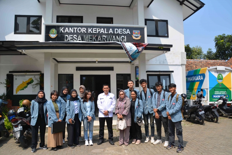 Dokumentasi penerimaan mahasiswa KKN dari Universitas Pendidikan Indonesia oleh desa (Dokpri)