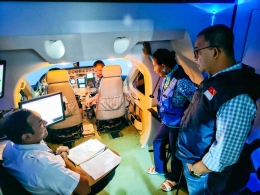 Mengunjungi fasilitas flight simulator milik Susi Air Training Center  ( sumber gambar akun medsos Anies Baswedan )