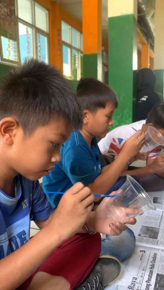Siswa SD Mengecat Media Tanam (Dokumentasi Pribadi)