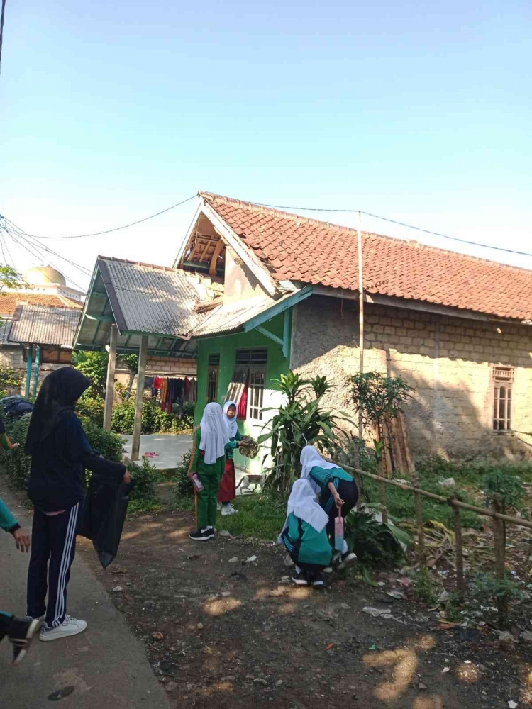 Membersihkan Lingkungan Sekitar (Dokumentasi Pribadi)