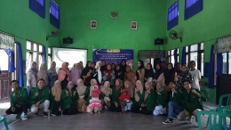 KKN kelompok 49 bersama warga desa Kepuh dalam kegiatan sosialisasi sertifikat produk halal 