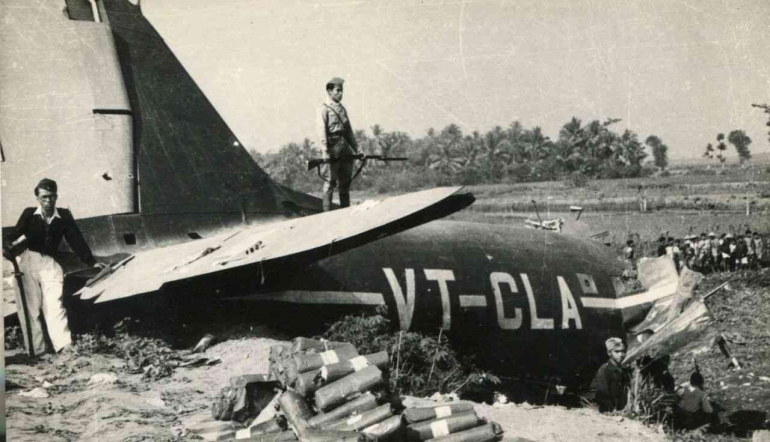 Pesawat Dakota VT-CLA jatuh ditembak oleh pesawat Belanda di Yogyakarta pada 29 Juli 1947 ( sumber Gambar IPPHOS )