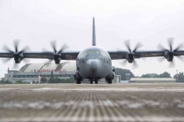 Pesawat C-130J Super Hercules bersiap untuk lepas landas di Bandara Lanud Halim Perdanakusuma  (KOMPAS/FAKHRI FADLURROHMAN )   