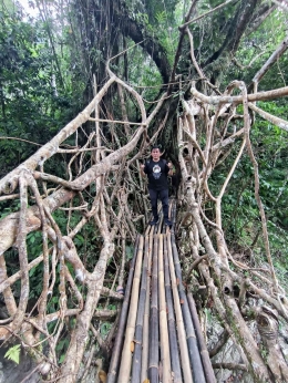 Mejeng dulu ah di Jembatan Akar (Foto dokumen KPK dan Koteka)