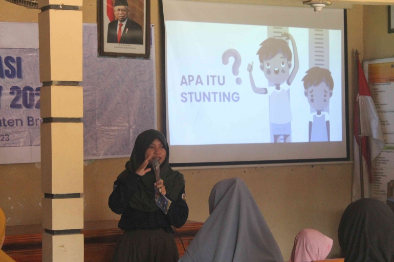 Mahasiswa KKN-T IPB memberikan pemaparan mengenai Stunting kepada ibu hamil dan ibu dengan balita (Dok. pribadi)
