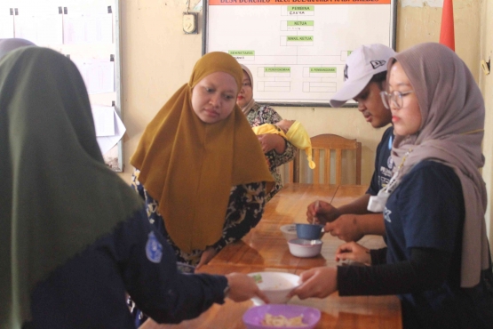 Mahasiswa KKN-T IPB memberikan demonstrasi mengenai tekstur MP-ASI yang tepat (Dok. pribadi)