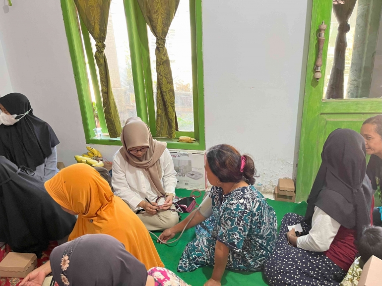 Tim Promahadesa turut membantu dengan mengukur tensi - dok. pribadi