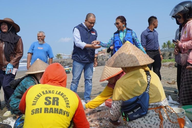 Anies Baswedan ditemani oleh Susi Pudjiastuti saat berkunjung ke tempat pelelangan ikan di Pangandaran, Jawa Barat, Selasa (25/7/2023). Foto: kompas.com