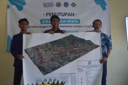 Penyerahan Peta Potensi Desa kepada perangkat Desa Mendalanwangi (Sumber: doc. KKN UM 2023 Desa Mendalanwangi)
