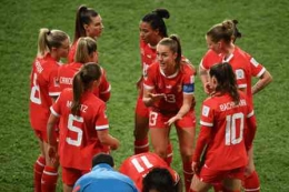 Pemain Swiss merayakan keberhasilan lolos ke babak 16 besar/Foto: FIFA.com