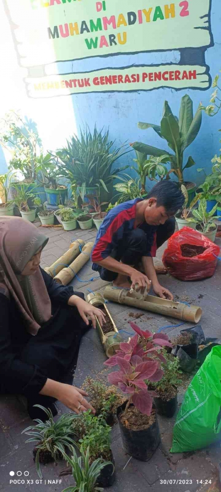 Proses Pengisian Tanaman Pada Pot Bambu (dokpri)