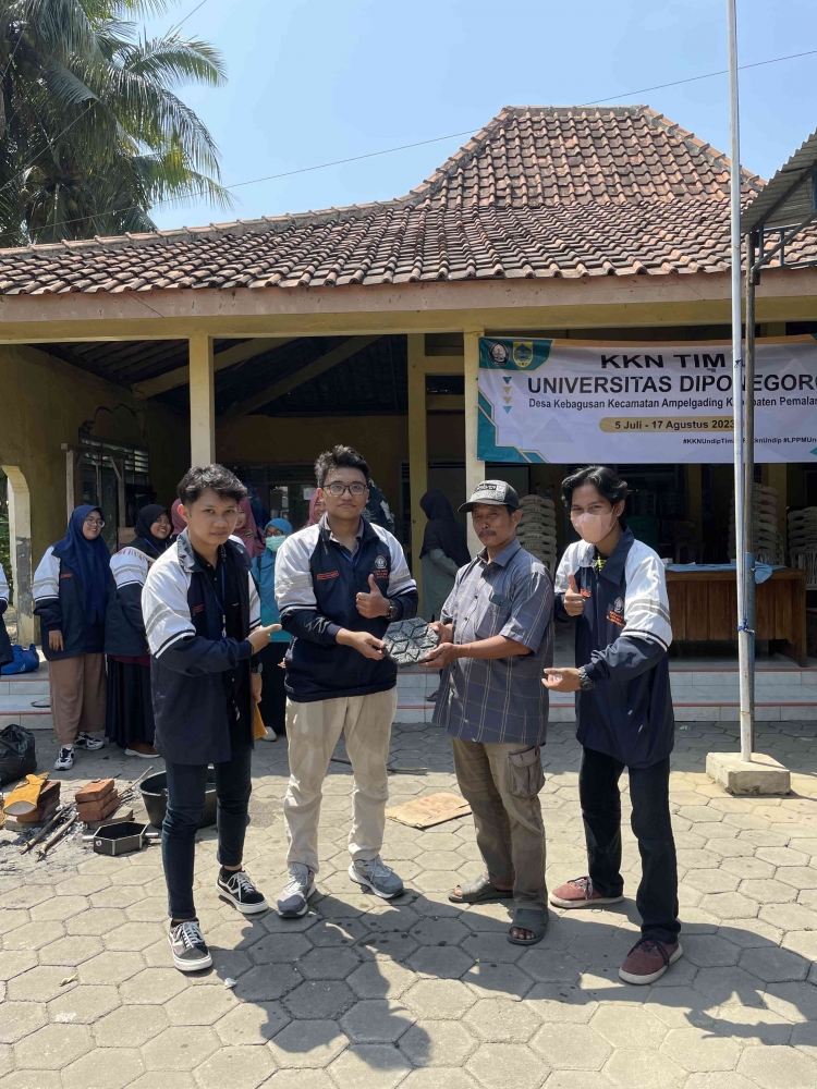 Gambar 3. Penyerahan paving block kepada bapak Subhan Ketua Rt. 05 - dok. pribadi
