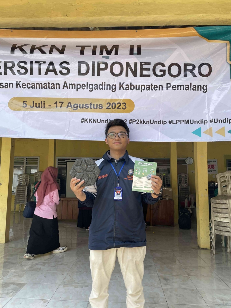 Gambar 2. Paving block dan poster Program kerja Sosialisasi dan praktek Eco Paving atau Paving block yang terbuat dari sampah plastik - dok. pribadi