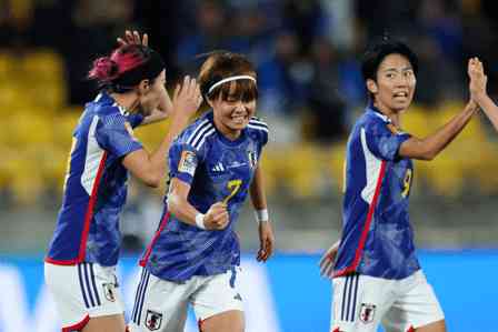 Hinata Miyazawa (tengah) merayakan gol/foto: FIFA.com