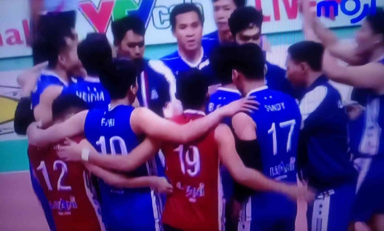 Timnas Indonesia setelah merebut Juara SEA V League Seri2 di Santa Rosa Filipina, kalahkan Thailand 3-2 (foto : tangkapan kamera TV Moji)